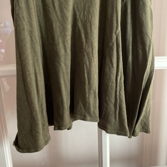 Flowy scoop neck green tank top - Picture 3 of 4